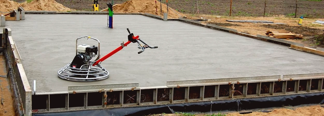 Ekipa Fubdabet wyrównuje mechanicznie powierzchnię płyty fundamentowej w Gorzowie Wielkopolskim 