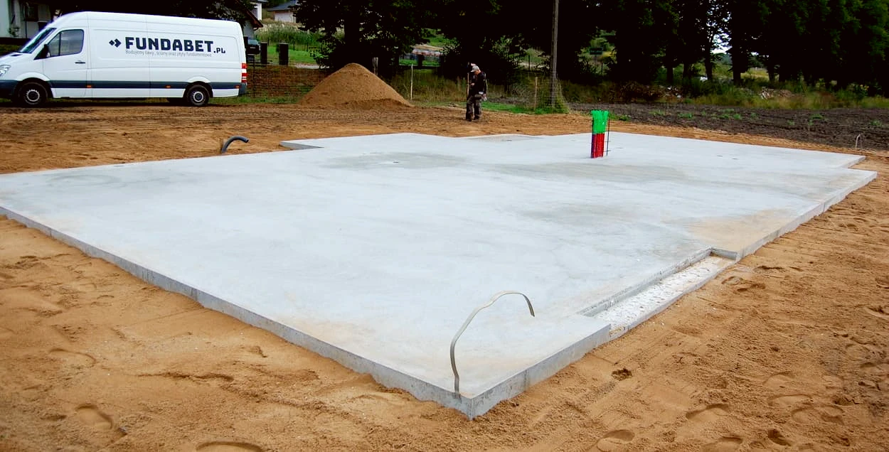 Ekipa Fundabet demontuje szalunki płyty fundamentowej 