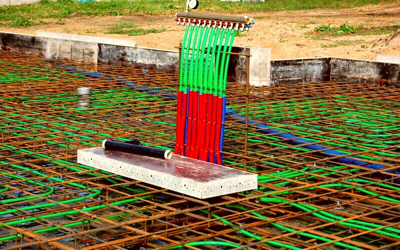 rury ogrzewania podłogowego wbudowane w płytę fundamentową realizowaną  w Szczecinie