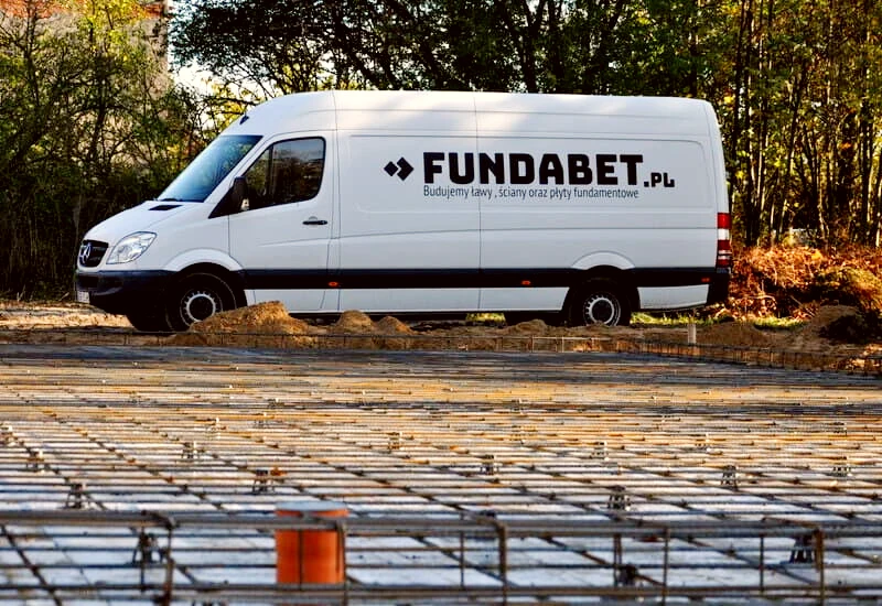 Ekipa FundaBet wykonuje przy zbrojeniu płyty fundamentowej pod dom jednorodzinny w Szczecinie
