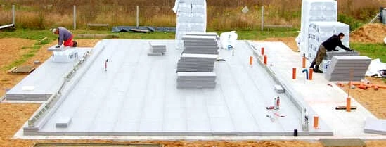 Ekipa FundaBet układa izolację XPS pod płytę fundamentową