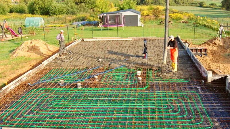 Ekipa Fundabet wylewa beton na płytę fundamentową 