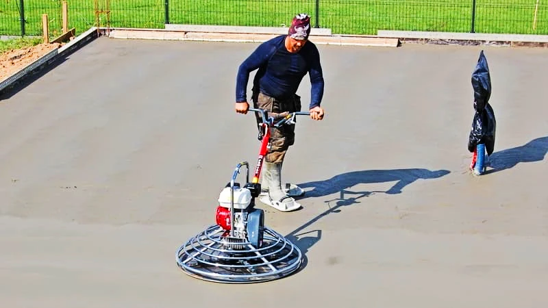 Ekipa Fundabet wyrównuje  płytę fundamentową 