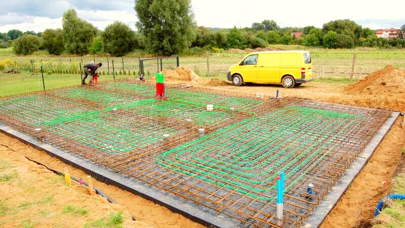 Montaż rur ogrzewania wodnego w płycie fundamentowej