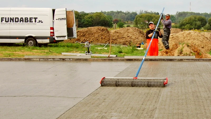 Ekipa Fundabet przygotowuje płytę fundamentową do zacierania 